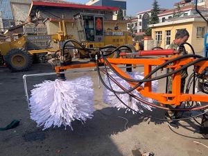 2020年11月11日山西省晉中市昔陽(yáng)縣公路管理段與河南都市機(jī)械設(shè)備有限公司合作，在宋段長(zhǎng)王隊(duì)長(zhǎng)凌師傅的精心安排指導(dǎo)下與喬主任祝師傅的積極努力，成功研制出了加寬雙護(hù)欄板600mm護(hù)欄清洗機(jī)